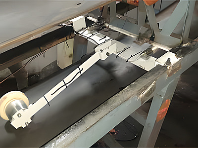 Belt scale weighing frame mounted on a conveyor belt structure for continuous material weighing