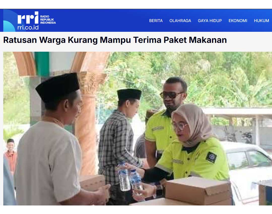 Ratusan Warga Kurang Mampu Terima Paket Makanan